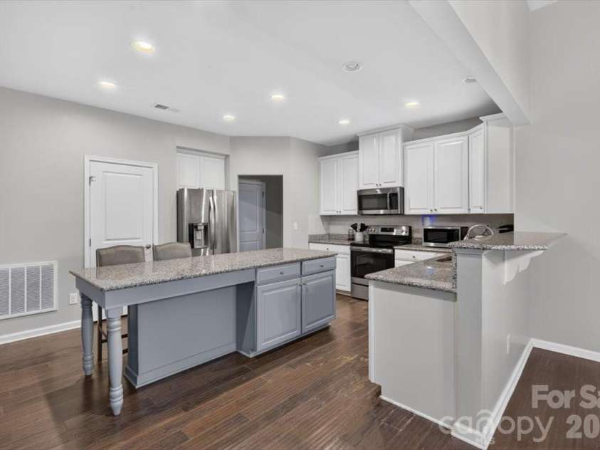 3527 Ettrick Place, Charlotte, NC 28278.  MLS# CAR4426928, YatesRealty ID 52524. 