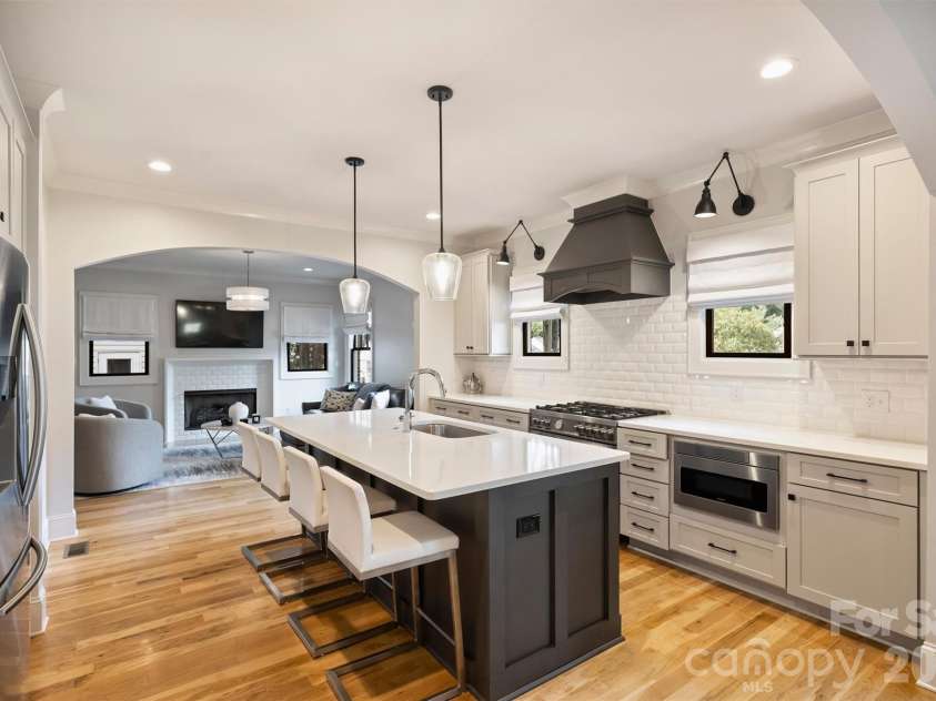 1514 Kensington Drive, Charlotte, NC 28205.  MLS# CAR4427257, YatesRealty ID 52527. 