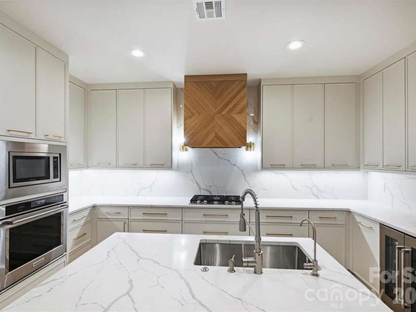 574 Church Street, Charlotte, NC 28202.  MLS# CAR4424316, YatesRealty ID 52529. 