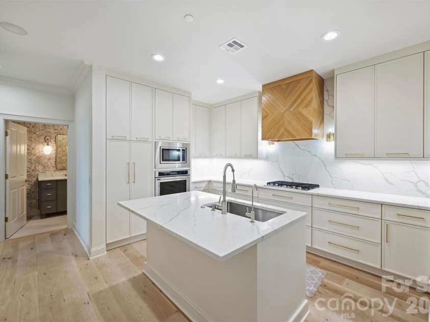 574 Church Street, Charlotte, NC 28202.  MLS# CAR4424316, YatesRealty ID 52529. 