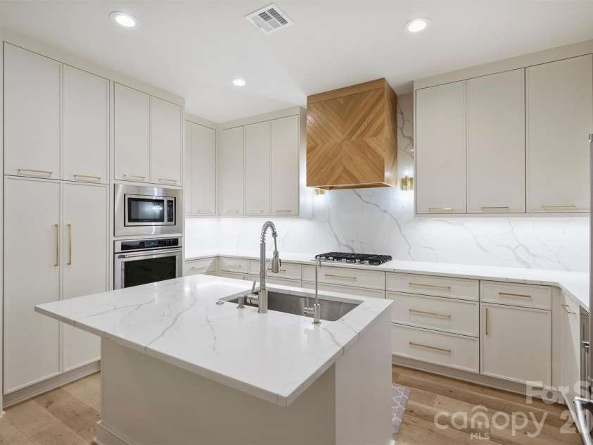 574 Church Street, Charlotte, NC 28202.  MLS# CAR4424316, YatesRealty ID 52529. 