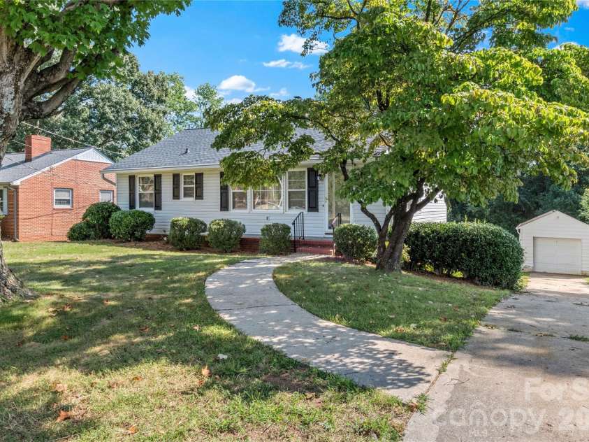 1248 Bolton Street, Winston Salem, NC 27103.  MLS# CAR4425431, YatesRealty ID 52536. 