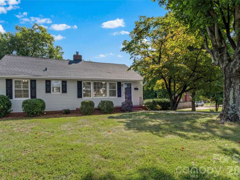 1248 Bolton Street, Winston Salem, NC 27103.  MLS# CAR4425431, YatesRealty ID 52536. 