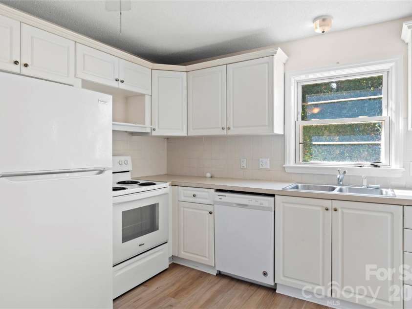 1248 Bolton Street, Winston Salem, NC 27103.  MLS# CAR4425431, YatesRealty ID 52536. 