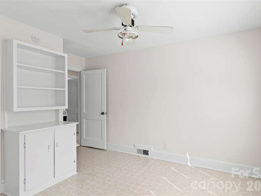 1248 Bolton Street, Winston Salem, NC 27103.  MLS# CAR4425431, YatesRealty ID 52536. 