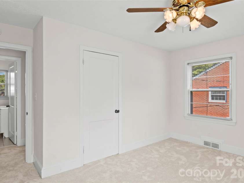 1248 Bolton Street, Winston Salem, NC 27103.  MLS# CAR4425431, YatesRealty ID 52536. 