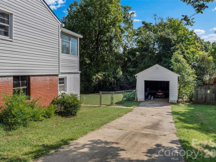 1248 Bolton Street, Winston Salem, NC 27103.  MLS# CAR4425431, YatesRealty ID 52536. 