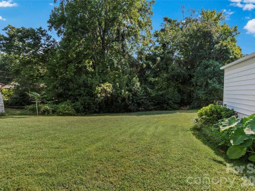 1248 Bolton Street, Winston Salem, NC 27103.  MLS# CAR4425431, YatesRealty ID 52536. 