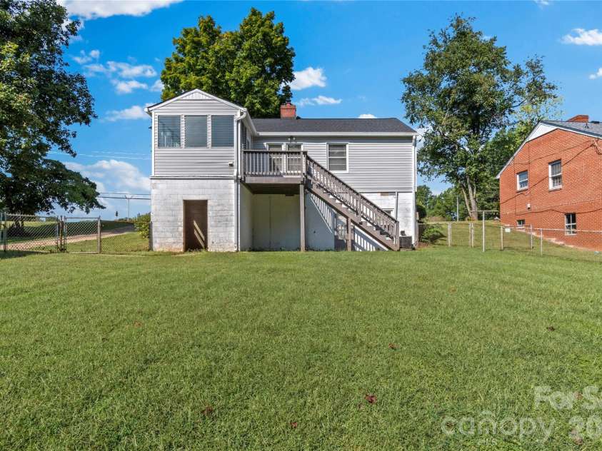 1248 Bolton Street, Winston Salem, NC 27103.  MLS# CAR4425431, YatesRealty ID 52536. 