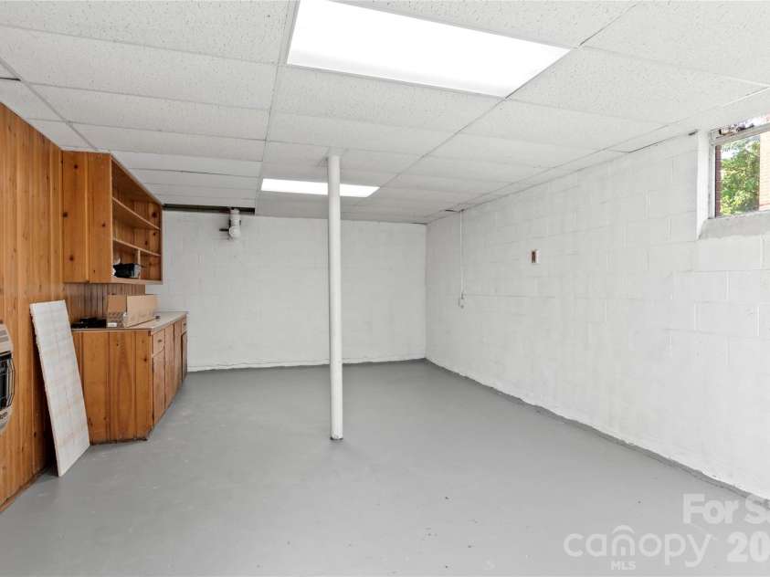 1248 Bolton Street, Winston Salem, NC 27103.  MLS# CAR4425431, YatesRealty ID 52536. 