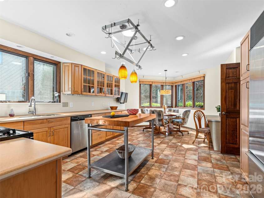 3802 Timber Trail, Asheville, NC 28804.  MLS# CAR4331824, YatesRealty ID 5254. Bright and spacious Kitchen