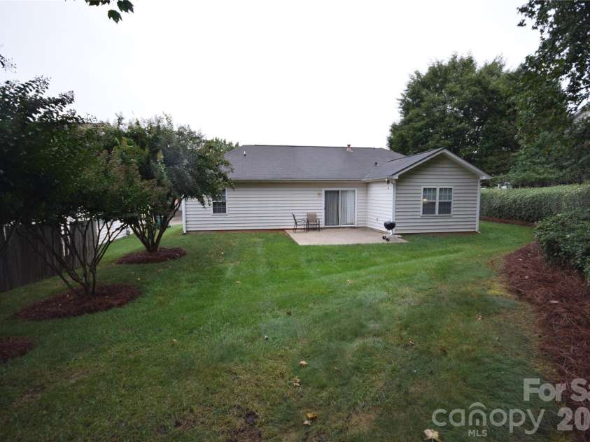 3703 Sipes Lane, Charlotte, NC 28269.  MLS# CAR4427150, YatesRealty ID 52548. Private back yard