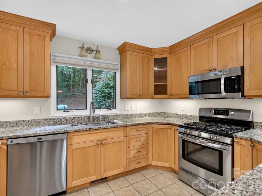 18 Cedarwood Trail, Asheville, NC 28803.  MLS# CAR4427783, YatesRealty ID 52549. Kitchen