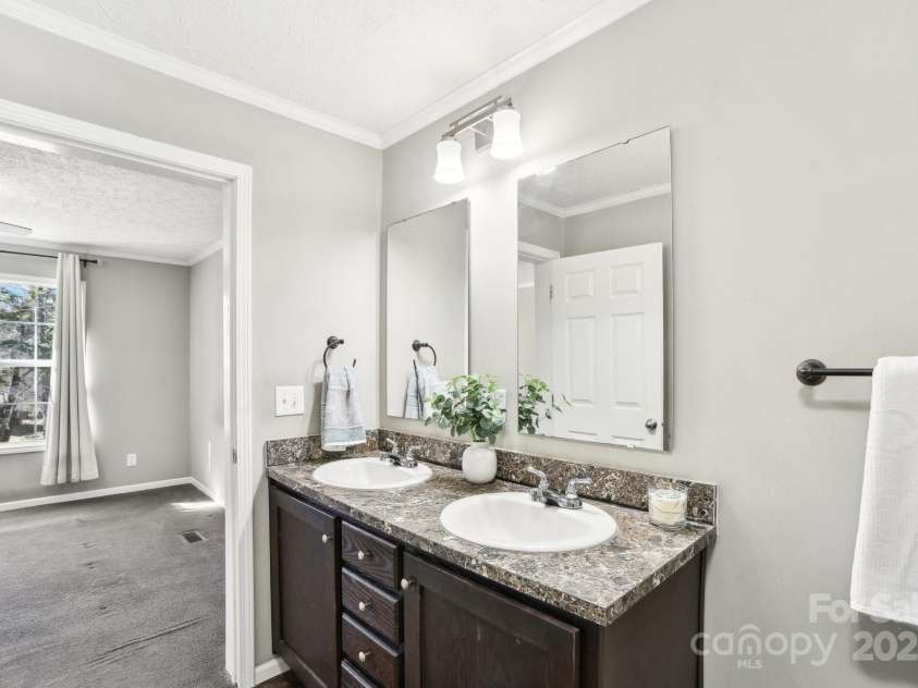 296 Sentelle Lane, Hendersonville, NC 28739.  MLS# CAR4226674, YatesRealty ID 5255. 