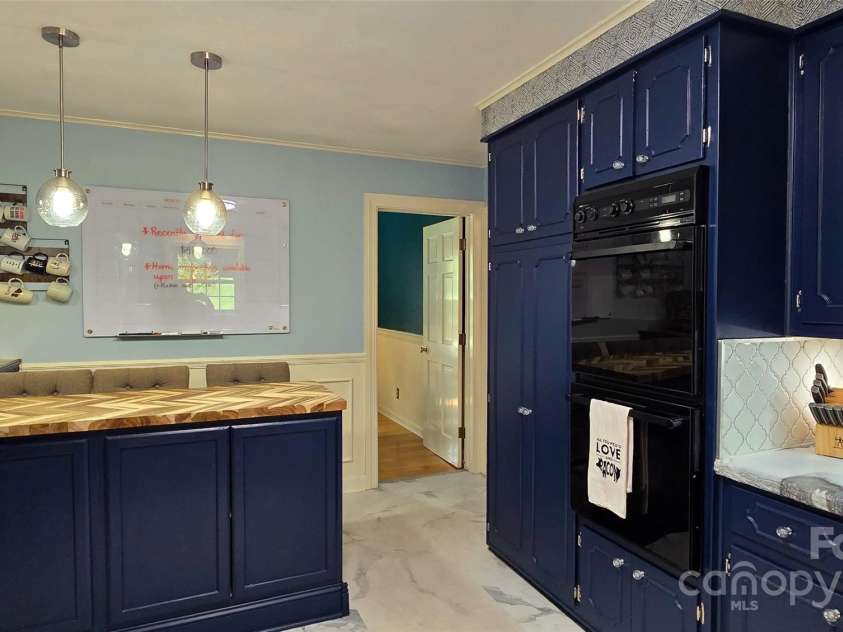 536 Shiloh Church Road, Hickory, NC 28601.  MLS# CAR4237842, YatesRealty ID 5256. Kitchen has new floors, updated appliances, and a convenient breakfast bar with drink station