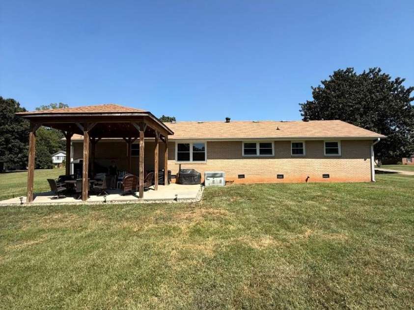 3432 Farrhill Road, Charlotte, NC 28214.  MLS# CAR4427547, YatesRealty ID 52563. 