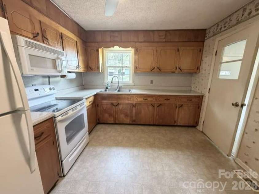 3307 Boat Club Road, Belmont, NC 28012.  MLS# CAR4427755, YatesRealty ID 52564. 