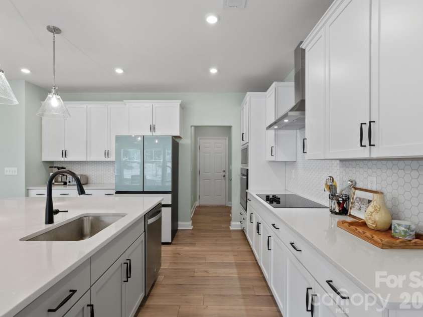 6113 Mariemont Circle, Charlotte, NC 28226.  MLS# CAR4427363, YatesRealty ID 52565. 