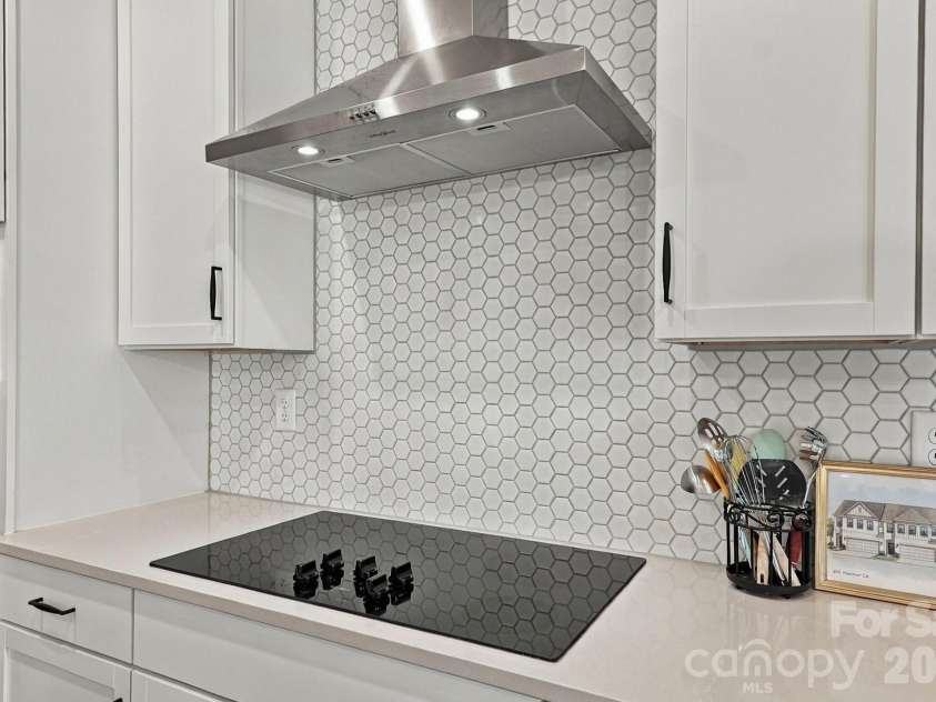 6113 Mariemont Circle, Charlotte, NC 28226.  MLS# CAR4427363, YatesRealty ID 52565. 