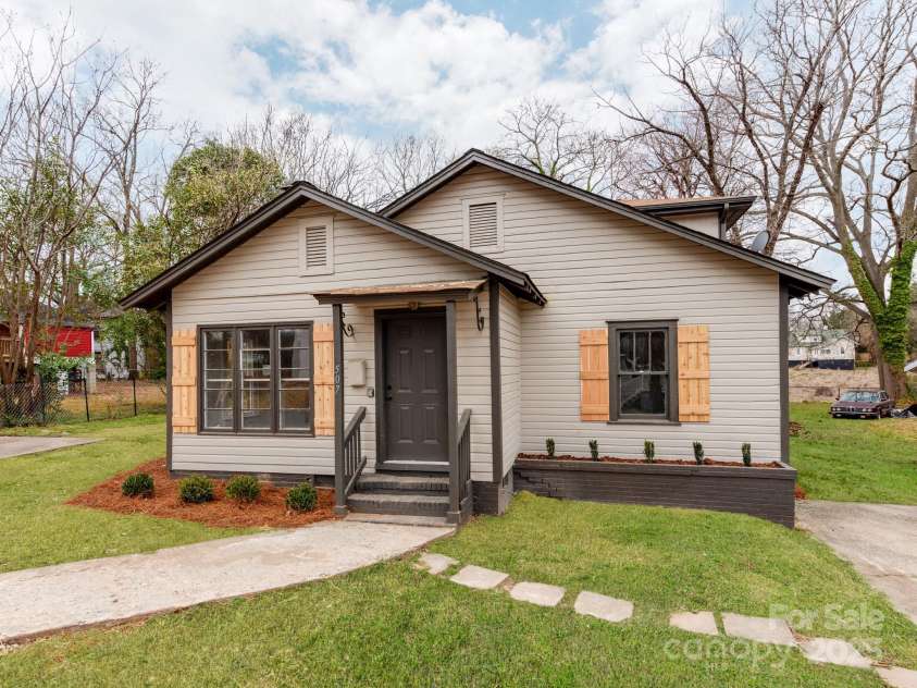 507 Oakland Street, Gastonia, NC 28052.  MLS# CAR4235970, YatesRealty ID 5257. 