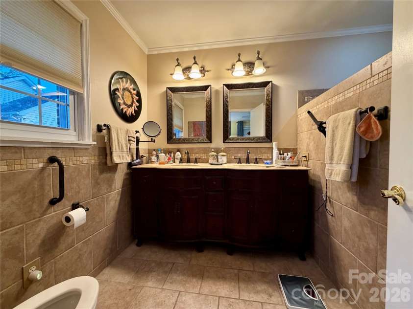 920 Paramount Circle, Gastonia, NC 28052.  MLS# CAR4354209, YatesRealty ID 5257. Dual vanity in owner's en-suite.