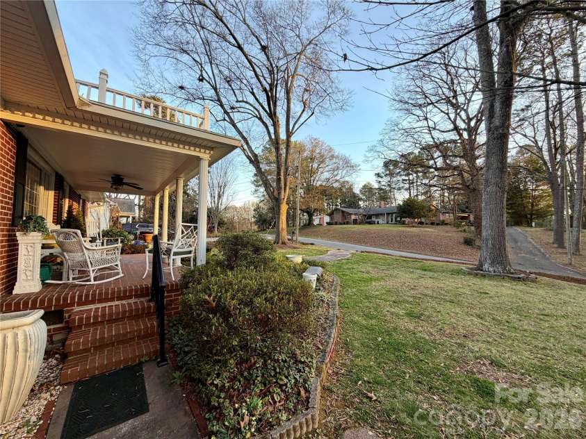 920 Paramount Circle, Gastonia, NC 28052.  MLS# CAR4354209, YatesRealty ID 5257. Front yard, view from driveway.