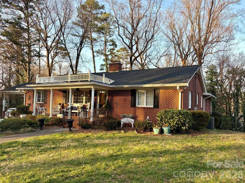 920 Paramount Circle, Gastonia, NC 28052.  MLS# CAR4354209, YatesRealty ID 5257. Spacious Front yard. Total lot .79ac!