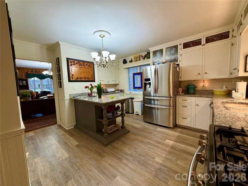 920 Paramount Circle, Gastonia, NC 28052.  MLS# CAR4354209, YatesRealty ID 5257. Updated and remodeled kitchen, features modern lighting, , gas stove, and lighted cabinets.