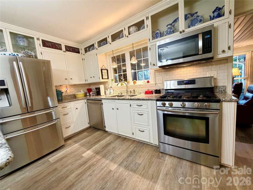 920 Paramount Circle, Gastonia, NC 28052.  MLS# CAR4354209, YatesRealty ID 5257. Updated and remodeled kitchen, features modern lighting, , gas stove, and lighted cabinets.