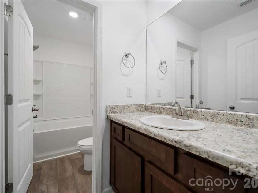 536 Grassy Pond Road, Gaffney, SC 29341.  MLS# CAR4426741, YatesRealty ID 52574. Upstairs Bathroom