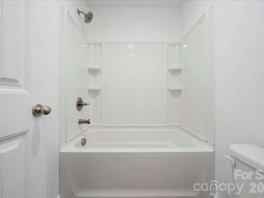 536 Grassy Pond Road, Gaffney, SC 29341.  MLS# CAR4426741, YatesRealty ID 52574. Upstairs Bathroom