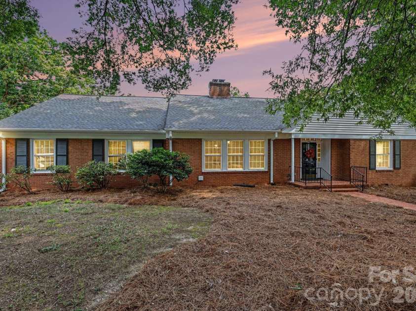 720 Oakmont Drive, Asheboro, NC 27205.  MLS# CAR4418105, YatesRealty ID 52576. 