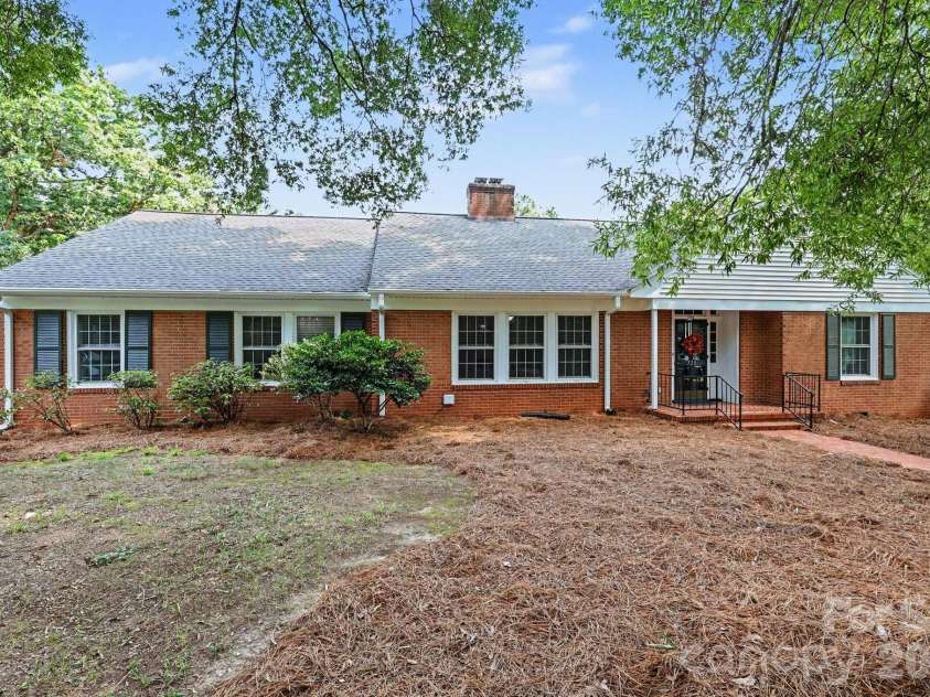 720 Oakmont Drive, Asheboro, NC 27205.  MLS# CAR4418105, YatesRealty ID 52576. 