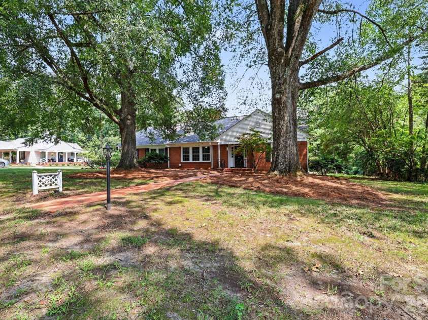720 Oakmont Drive, Asheboro, NC 27205.  MLS# CAR4418105, YatesRealty ID 52576. 