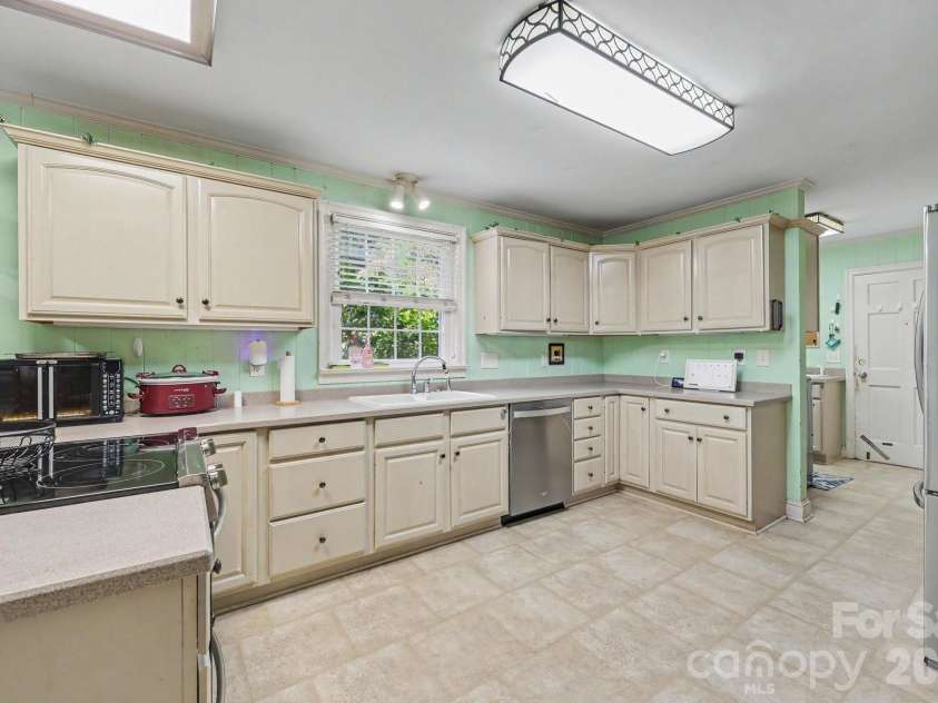720 Oakmont Drive, Asheboro, NC 27205.  MLS# CAR4418105, YatesRealty ID 52576. 