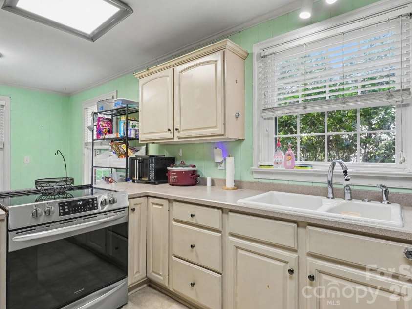 720 Oakmont Drive, Asheboro, NC 27205.  MLS# CAR4418105, YatesRealty ID 52576. 