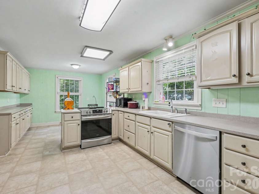 720 Oakmont Drive, Asheboro, NC 27205.  MLS# CAR4418105, YatesRealty ID 52576. 