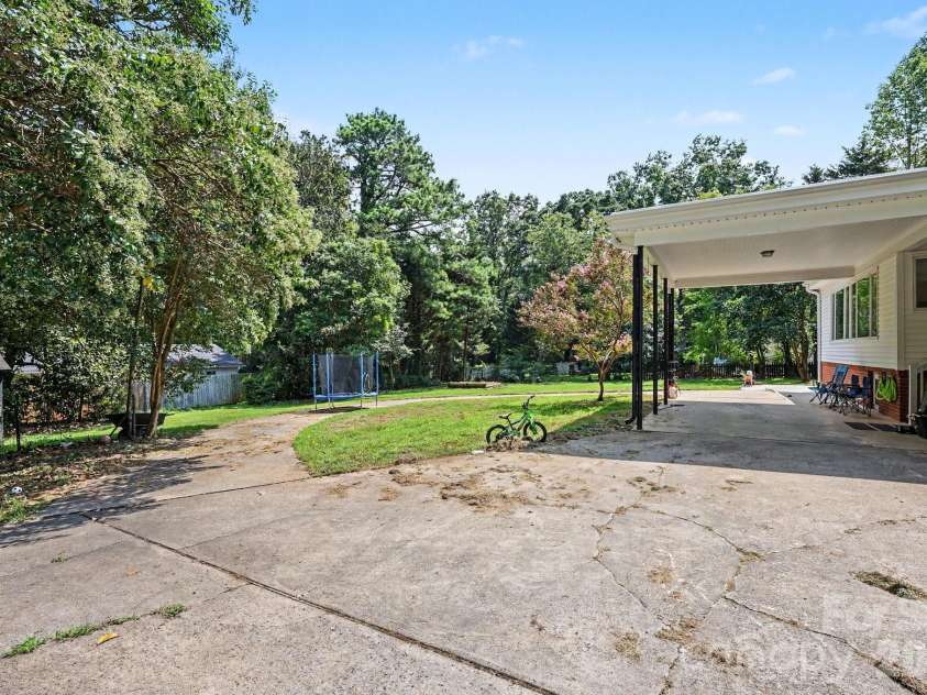 720 Oakmont Drive, Asheboro, NC 27205.  MLS# CAR4418105, YatesRealty ID 52576. 