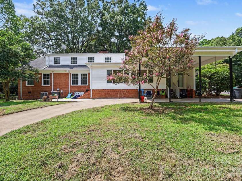720 Oakmont Drive, Asheboro, NC 27205.  MLS# CAR4418105, YatesRealty ID 52576. 