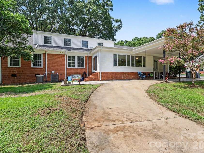 720 Oakmont Drive, Asheboro, NC 27205.  MLS# CAR4418105, YatesRealty ID 52576. 