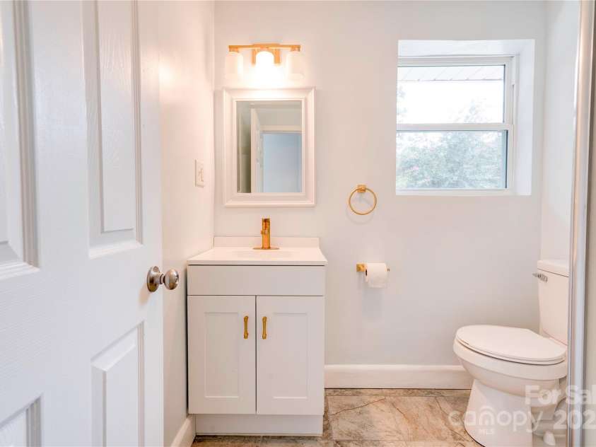 245 College Avenue, Shelby, NC 28152.  MLS# CAR4282988, YatesRealty ID 5258. Bathroom 2