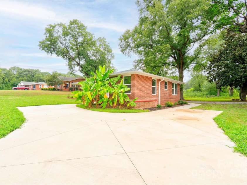 245 College Avenue, Shelby, NC 28152.  MLS# CAR4282988, YatesRealty ID 5258. Front Driveway