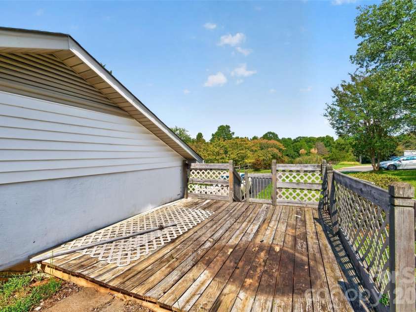 201 Cedarcrest Drive, Mooresville, NC 28115.  MLS# CAR4426801, YatesRealty ID 52582. 