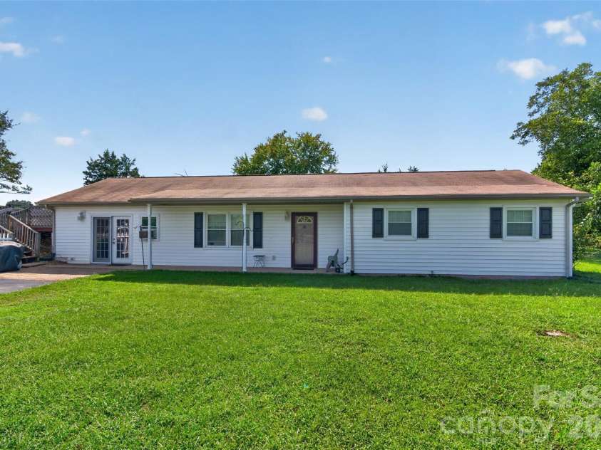 201 Cedarcrest Drive, Mooresville, NC 28115.  MLS# CAR4426801, YatesRealty ID 52582. 
