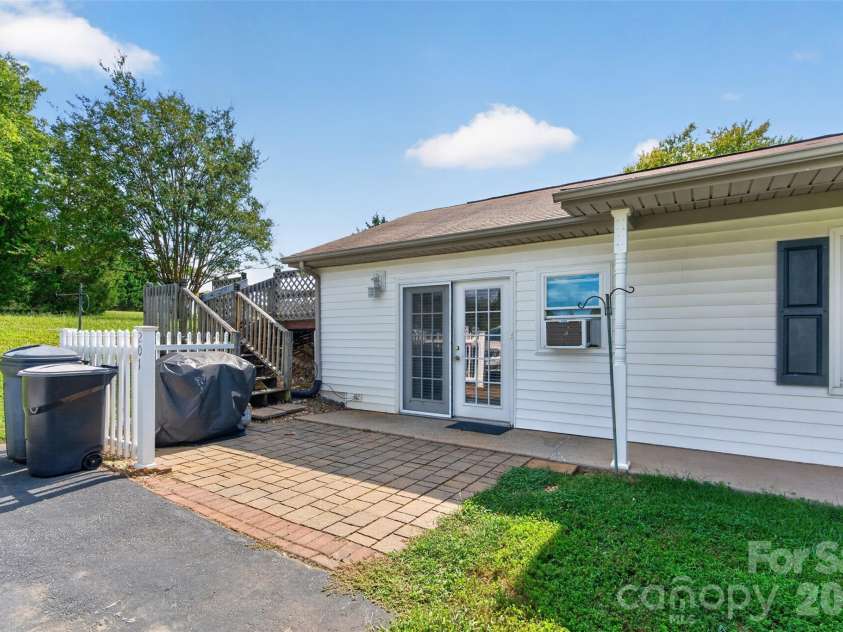 201 Cedarcrest Drive, Mooresville, NC 28115.  MLS# CAR4426801, YatesRealty ID 52582. 