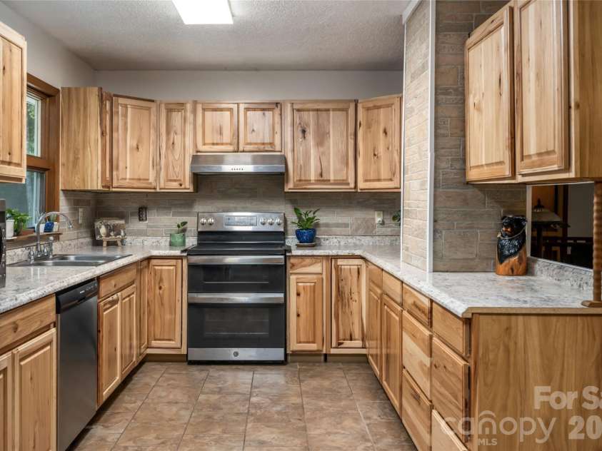 101 Guffey Mountain Road, Fairview, NC 28730.  MLS# CAR4426718, YatesRealty ID 52584. 