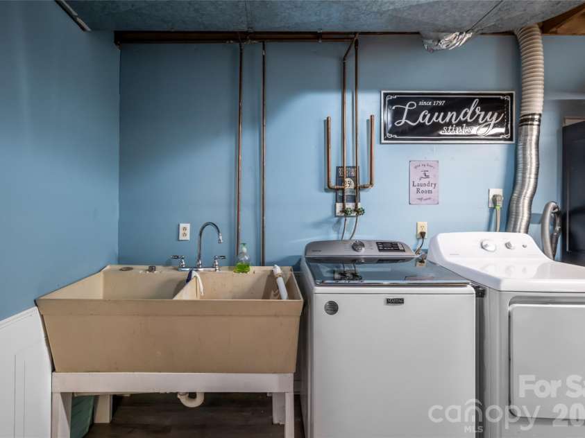 101 Guffey Mountain Road, Fairview, NC 28730.  MLS# CAR4426718, YatesRealty ID 52584. Laundry room