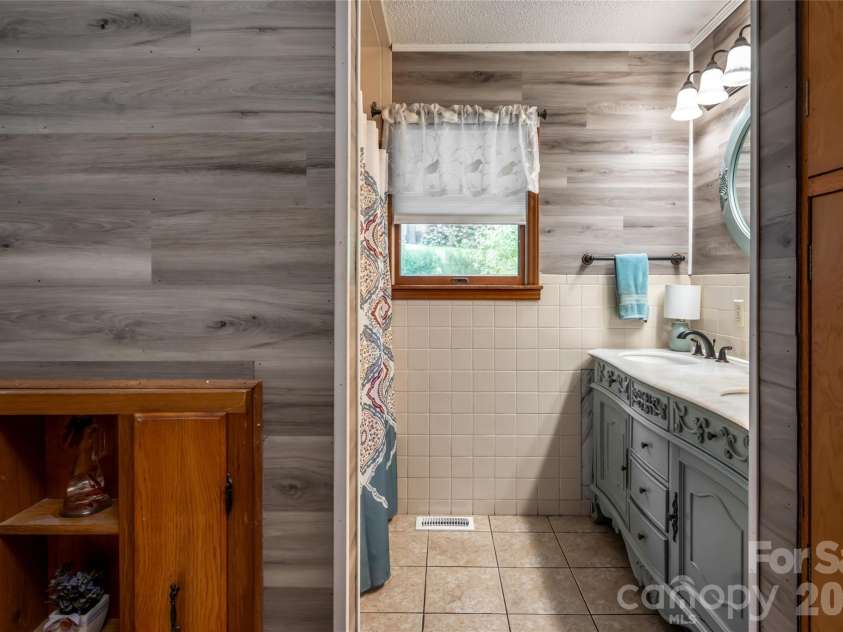 101 Guffey Mountain Road, Fairview, NC 28730.  MLS# CAR4426718, YatesRealty ID 52584. Main level bathroom