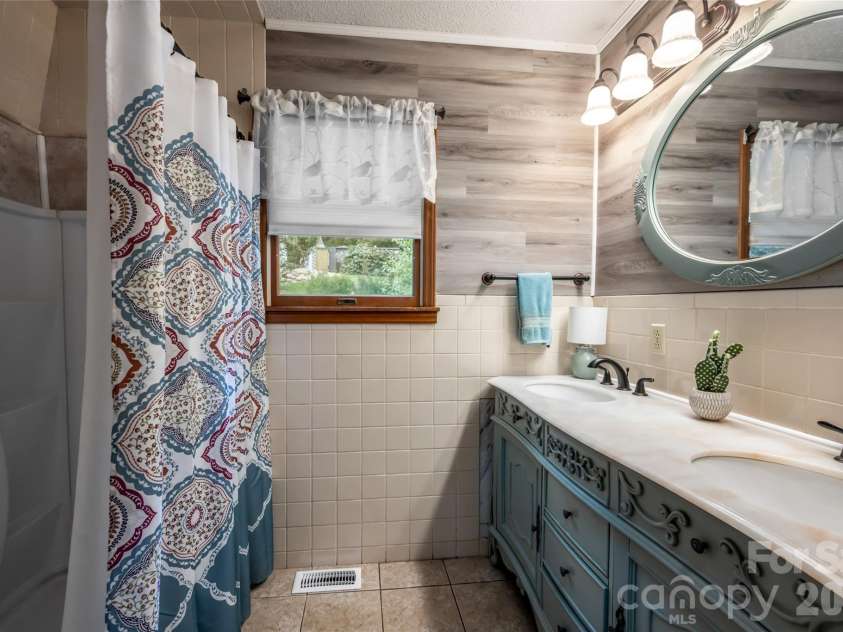 101 Guffey Mountain Road, Fairview, NC 28730.  MLS# CAR4426718, YatesRealty ID 52584. Main level bathroom