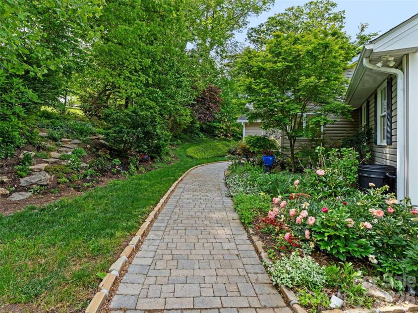 15 Baird Alley, Asheville, NC 28804.  MLS# CAR4426450, YatesRealty ID 52585. 
